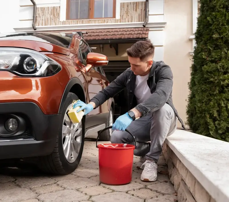 Lavage auto à domicile Poncins : professionnel intervenant sur un véhicule
